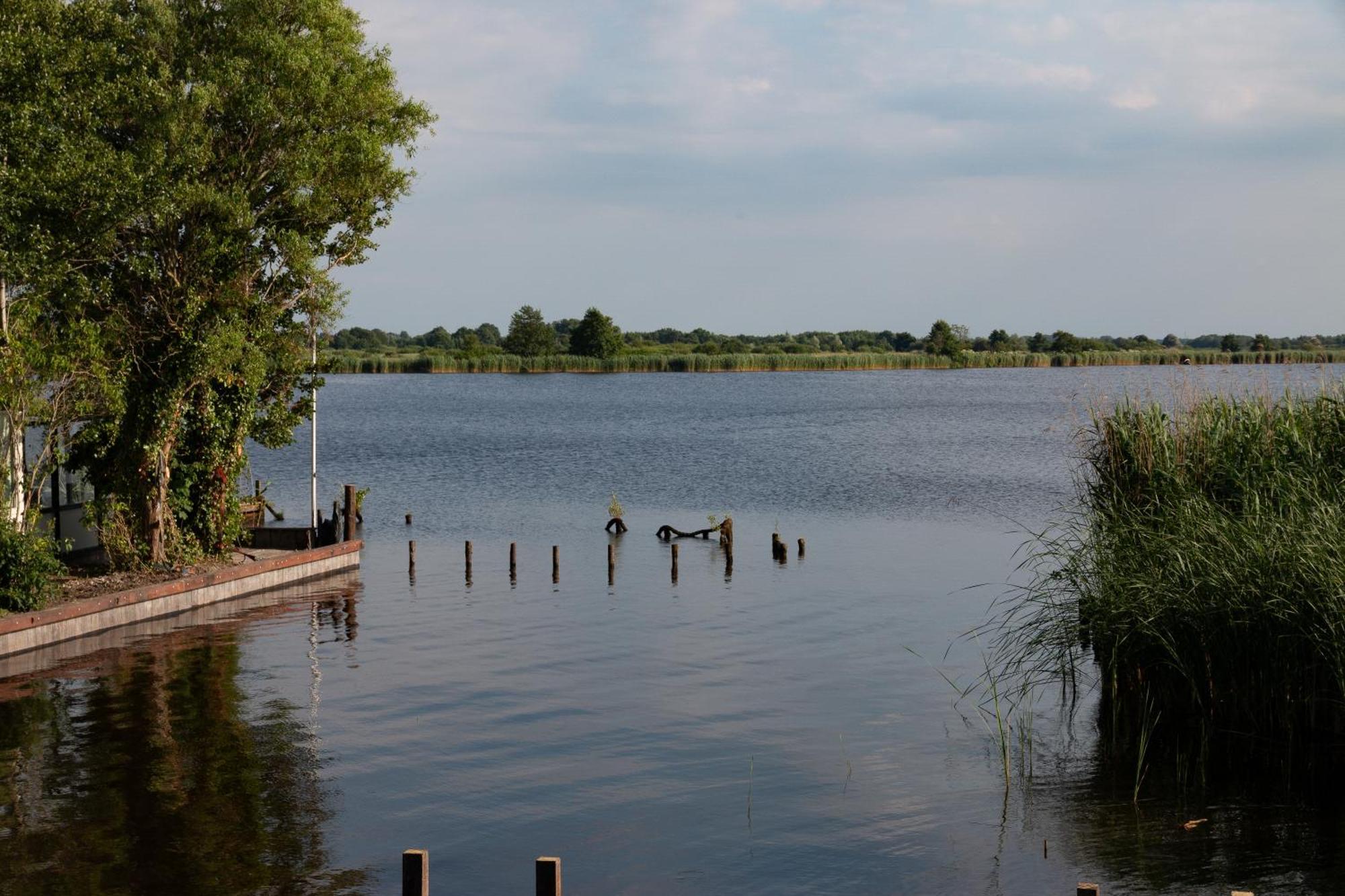 Luxe En Ruim Chalet Met Airco Bij Leekstermeer Matsloot Exterior foto