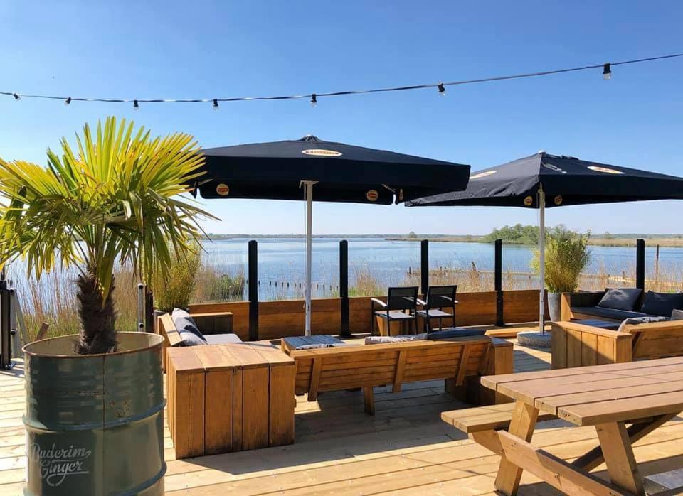 Luxe En Ruim Chalet Met Airco Bij Leekstermeer Matsloot Exterior foto